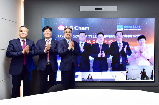 남철 LG화학 전무(왼쪽 3번째)가 지우장 더푸 테크놀로지 지분투자 체결식에서 관계자들과 기념사진을 촬영하고 있다. <LG화학 제공>